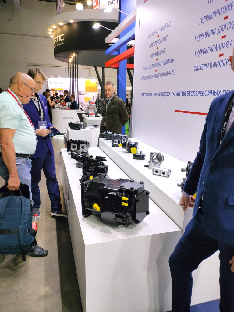 Стенд JSE Group на СТТ-2024, заинтересованные посетители
